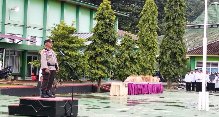 Tuntutlah Ilmu mulai dari Buaian, Pesan Bhabinkamtibmas TBS di Hadapan Peserta Upacara MAN 2 Bandar Lampung