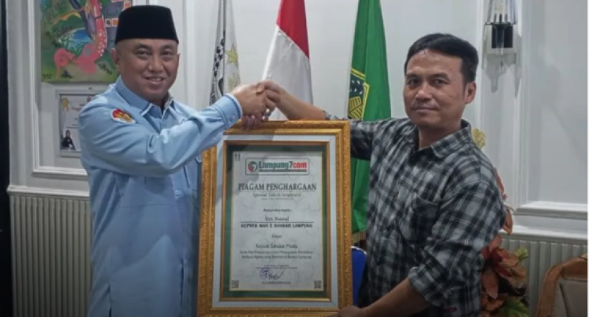 Kepala MAN 2 Bandar Lampung Raih Penghargaan Spesial Tokoh Inspiratif dari LAMPUNG7.COM