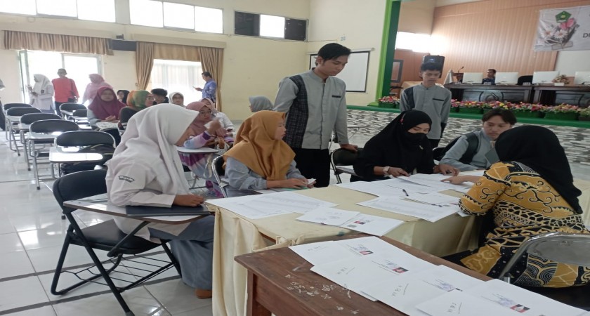 MAN 2 Balam Bagikan Rapor dan SKL kepada Siswa Kelas XII