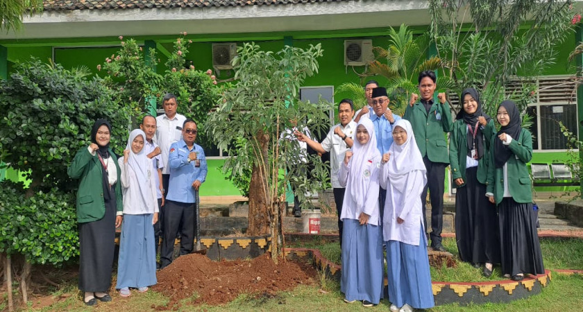 Hijaukan Bumi MAN 2 Bandar Lampung Kabid Penmad Kanwil Kemenag Provinsi Lampung Tanam Pohon Pule